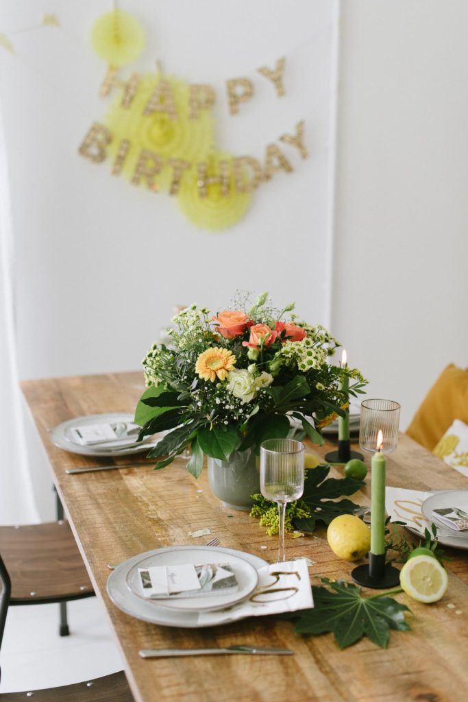 50. Geburtstag feiern mit sommerlicher Geburtstagsparty - Jubiläumsgeburtstag fröhlich feiern mit atemberaubender Deko und Blumen