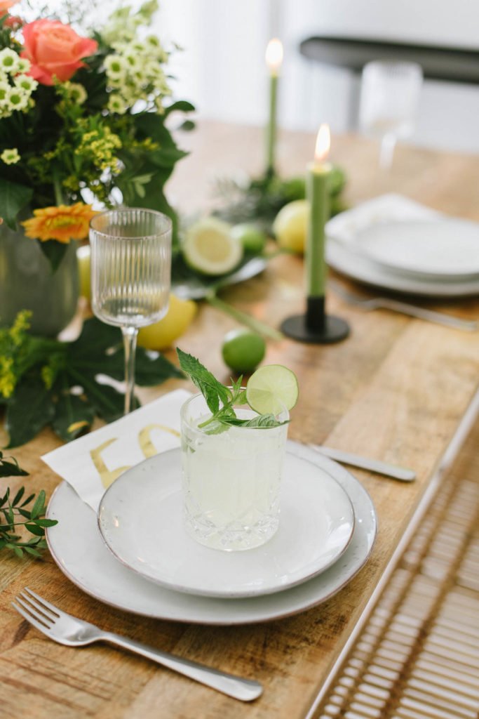 50. Geburtstag feiern mit sommerlicher Geburtstagsparty - Jubiläumsgeburtstag fröhlich feiern mit atemberaubender Deko und Blumen