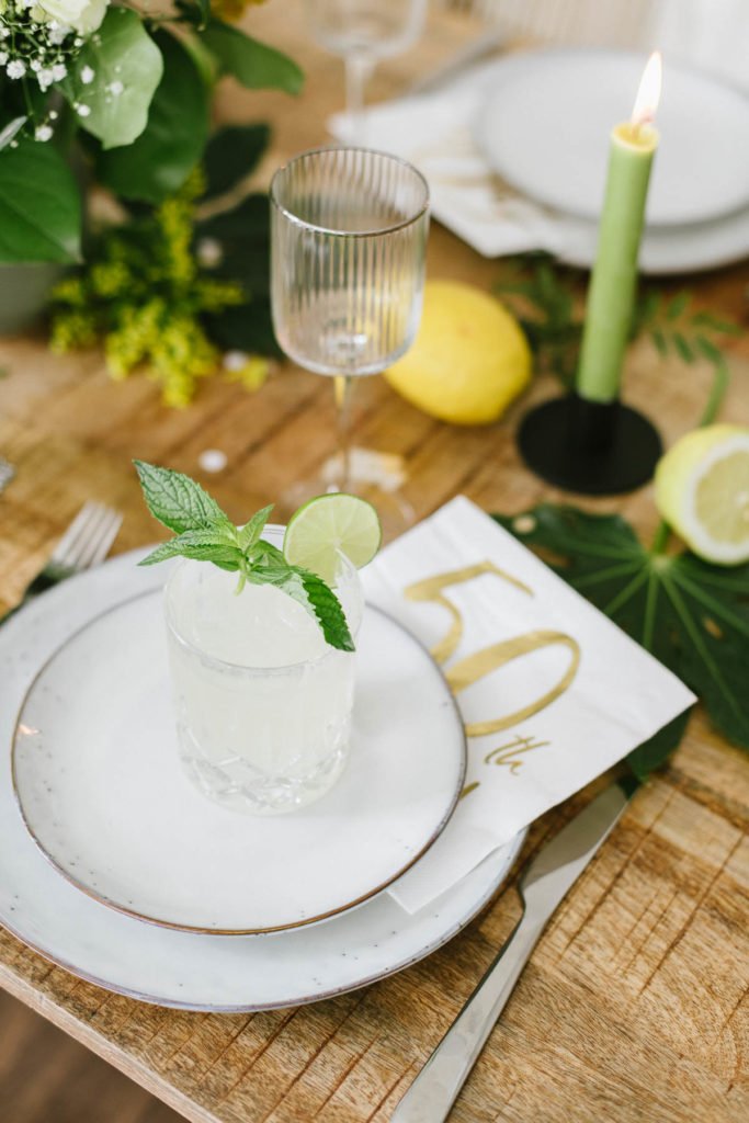 Geburtstag feiern mit sommerlicher Geburtstagsparty - Jubiläumsgeburtstag fröhlich feiern mit atemberaubender Deko und Blumen