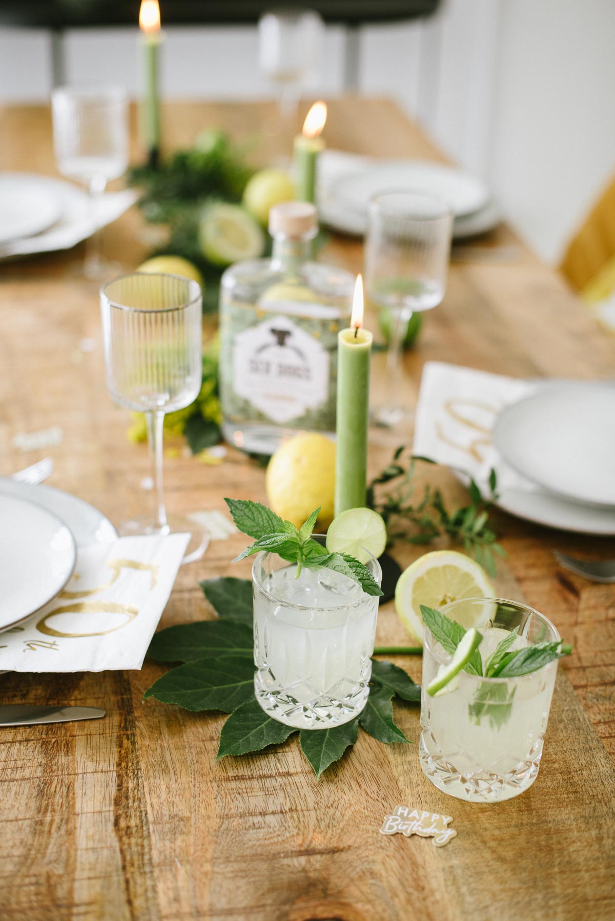 50. Geburtstag feiern mit sommerlicher Geburtstagsparty - Jubiläumsgeburtstag fröhlich feiern mit atemberaubender Deko und Blumen