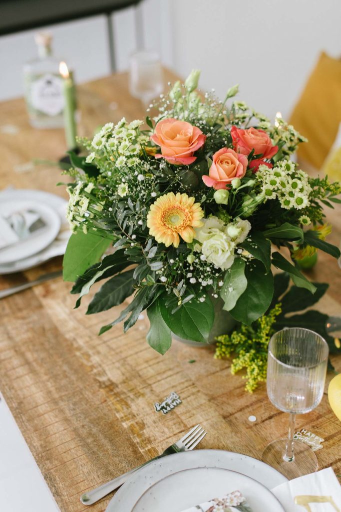 50. Geburtstag feiern mit sommerlicher Geburtstagsparty - Jubiläumsgeburtstag fröhlich feiern mit atemberaubender Deko und Blumen