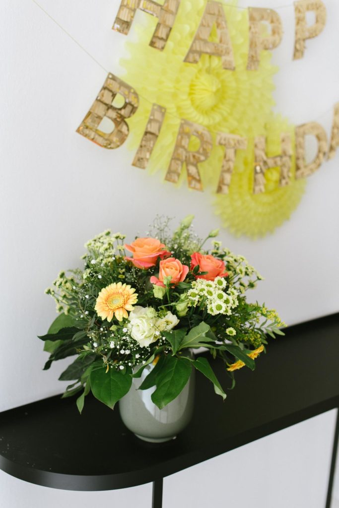 50. Geburtstag feiern mit sommerlicher Geburtstagsparty - Jubiläumsgeburtstag fröhlich feiern mit atemberaubender Deko und Blumen
