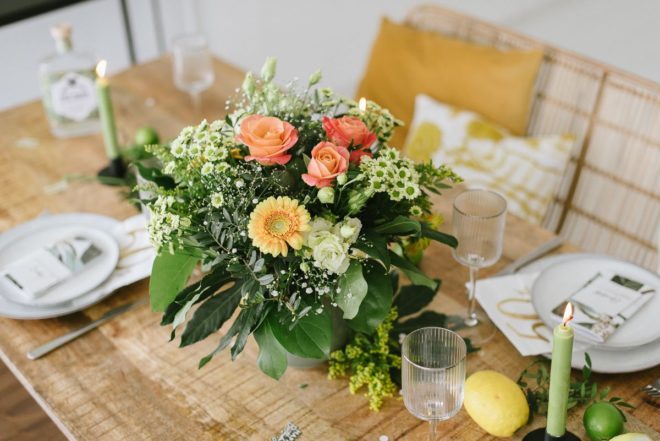 50. Geburtstag feiern mit sommerlicher Geburtstagsparty - Jubiläumsgeburtstag fröhlich feiern mit atemberaubender Deko und Blumen