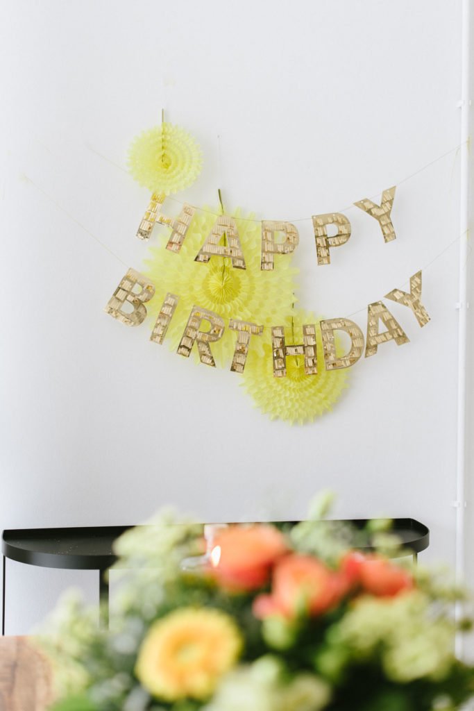 50. Geburtstag feiern mit sommerlicher Geburtstagsparty - Jubiläumsgeburtstag fröhlich feiern mit atemberaubender Deko und Blumen