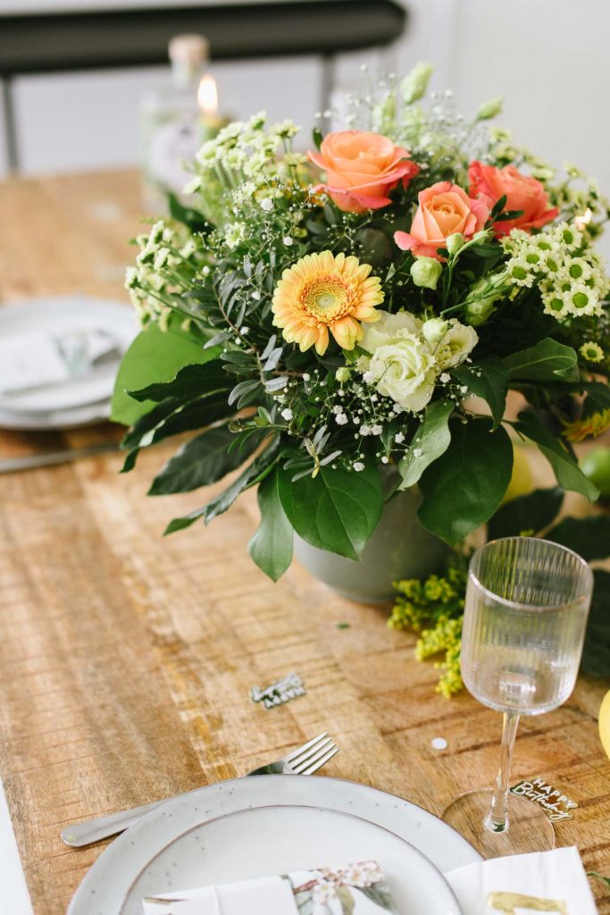 50. Geburtstag feiern mit sommerlicher Geburtstagsparty - Jubiläumsgeburtstag fröhlich feiern mit atemberaubender Deko und Blumen