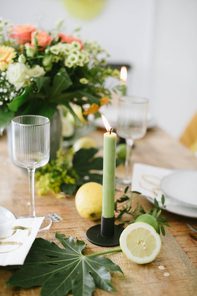 50. Geburtstag feiern mit sommerlicher Geburtstagsparty - Jubiläumsgeburtstag fröhlich feiern mit atemberaubender Deko und Blumen