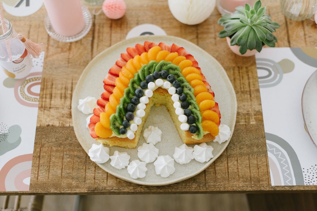 Regenbogen Rezept: Frischer Regenbogen-Obstkuchen mit Biskuit