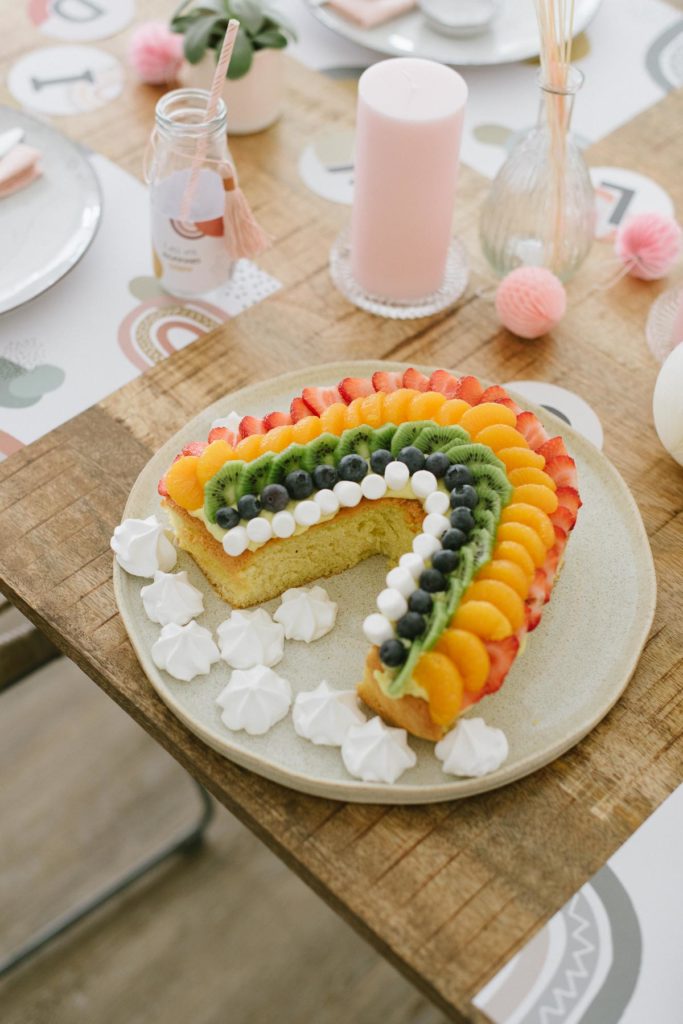 Regenbogen Rezept: Frischer Regenbogen-Obstkuchen mit Rührteig