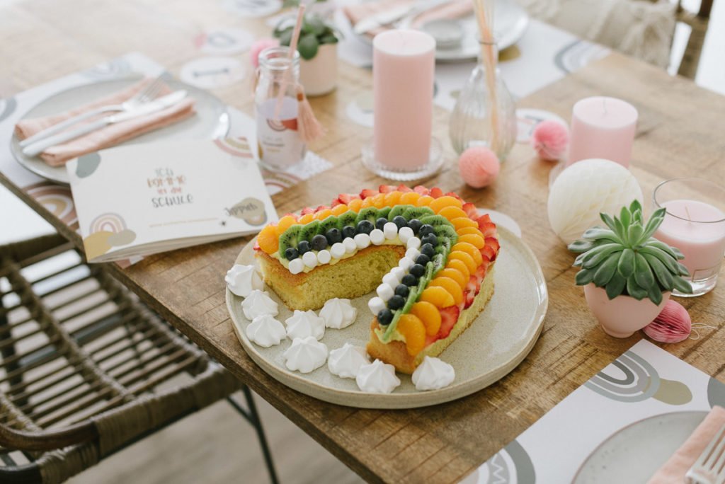 Regenbogen Rezept: Frischer Regenbogen-Obstkuchen mit Rührteig