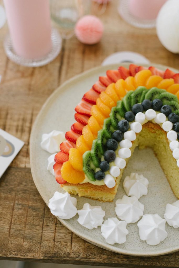 Regenbogen Rezept: Frischer Regenbogen-Obstkuchen mit Rührteig