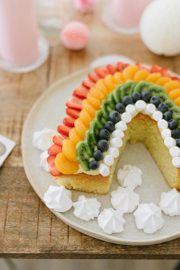 Regenbogen Rezept: Frischer Regenbogen-Obstkuchen mit Rührteig