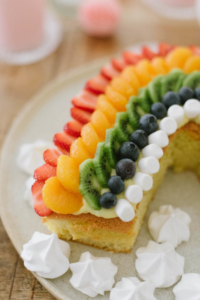 Regenbogen Rezept: Frischer Regenbogen-Obstkuchen mit Rührteig