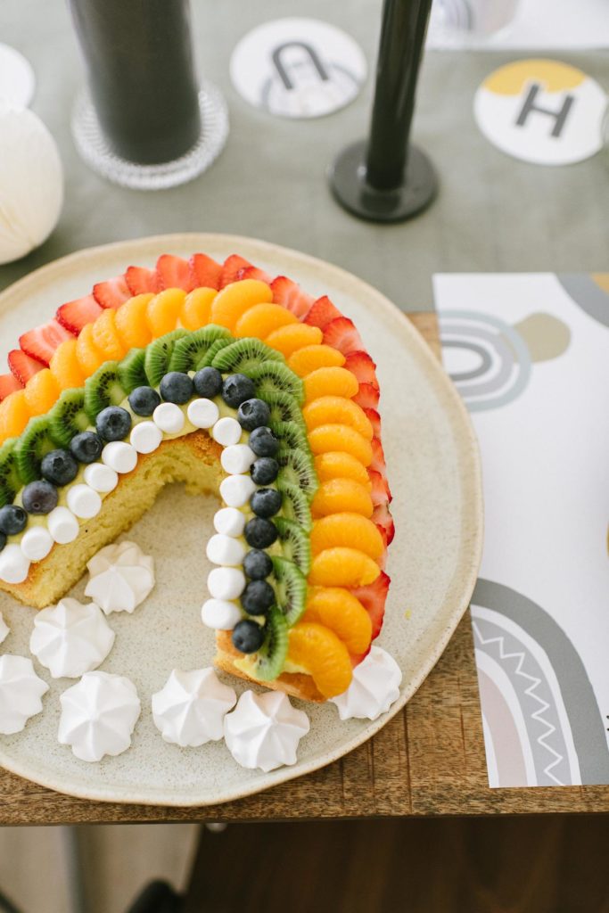 Regenbogen Rezept: Frischer Regenbogen-Obstkuchen mit Rührteig