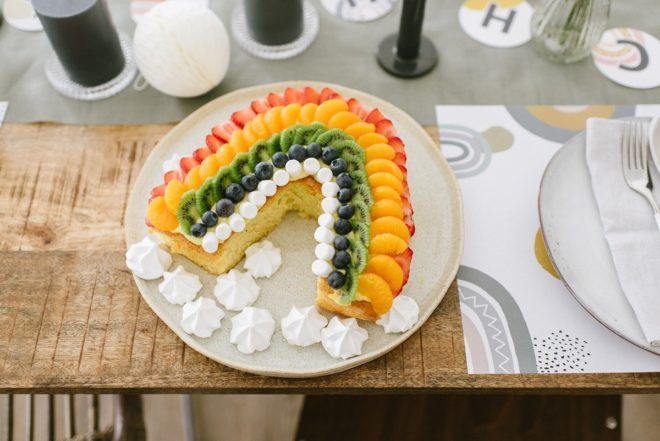 Regenbogen Rezept: Frischer Regenbogen-Obstkuchen mit Biskuit