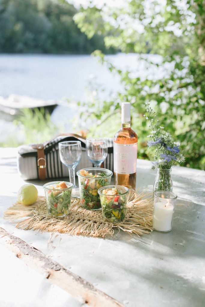 Picknick am See mit Wiesenstrauß und guter Laune. Leckere Rezepte für laue Sommernächte und Dekorationen für euer sommerliches Picknick am See.