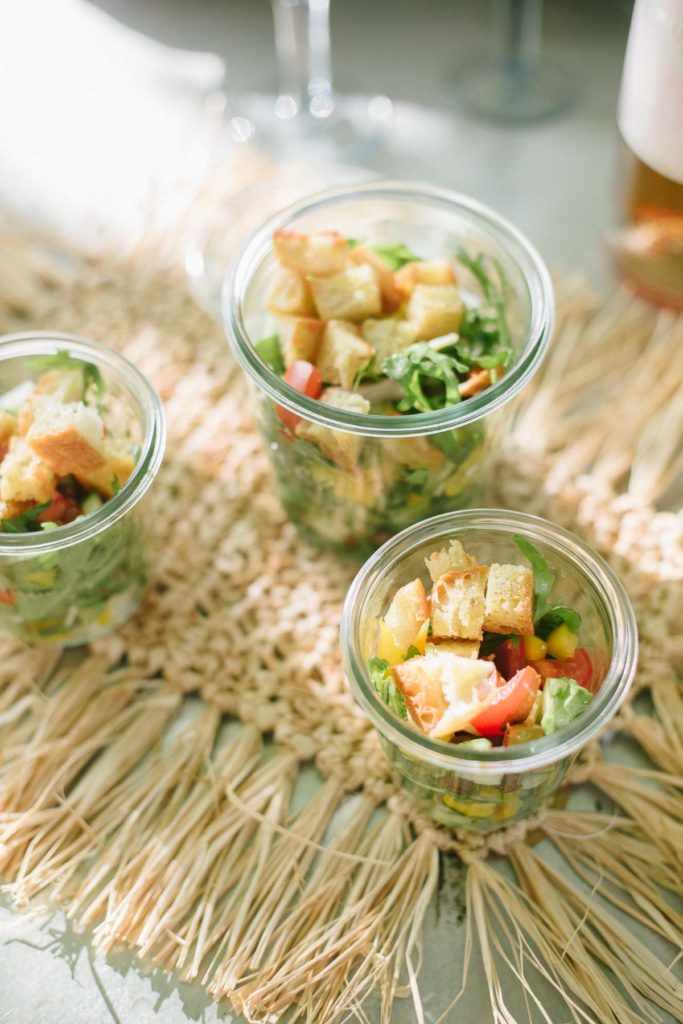 Picknick am See mit Wiesenstrauß und guter Laune. Leckere Rezepte für laue Sommernächte und Dekorationen für euer sommerliches Picknick am See.