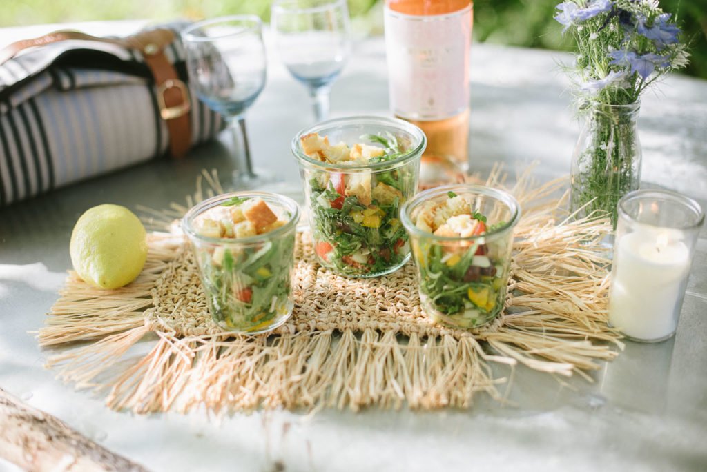 Picknick am See mit Wiesenstrauß und guter Laune. Leckere Rezepte für laue Sommernächte und Dekorationen für euer sommerliches Picknick am See.