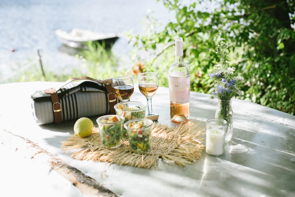 Picknick am See mit Wiesenstrauß und guter Laune. Leckere Rezepte für laue Sommernächte und Dekorationen für euer sommerliches Picknick am See.