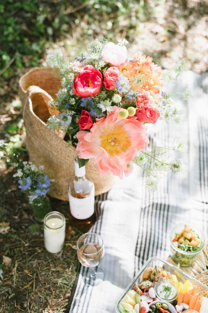 Picknick am See mit Wiesenstrauß und guter Laune. Leckere Rezepte für laue Sommernächte und Dekorationen für euer sommerliches Picknick am See.