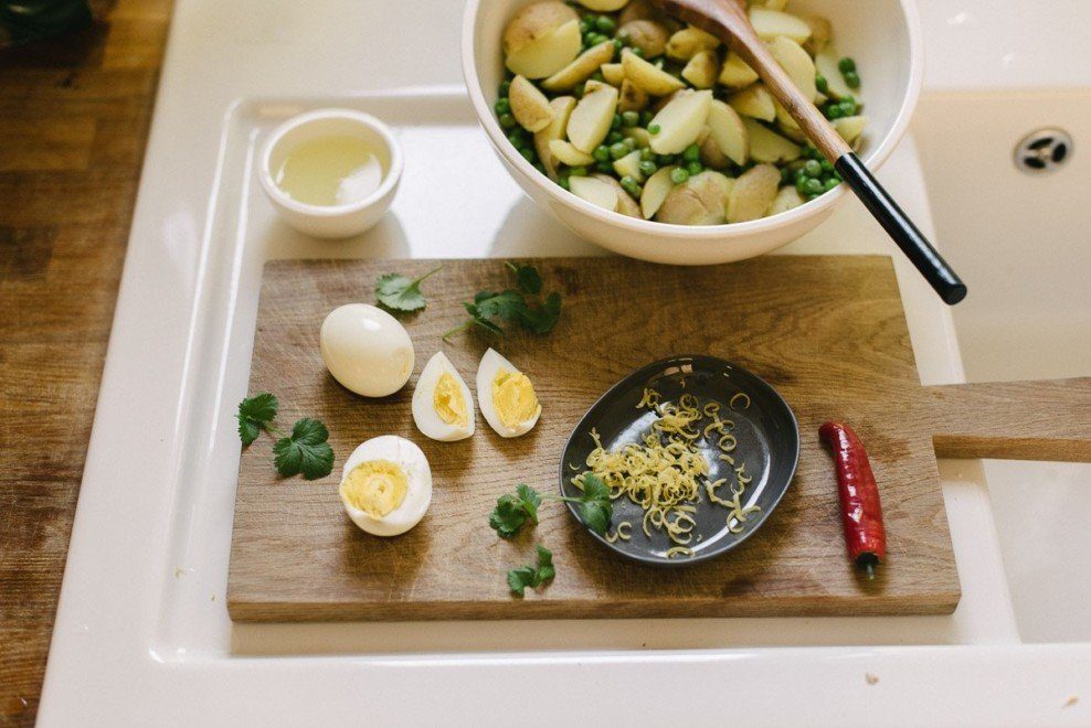 Kartoffelsalat mit Erbsen und Koriander