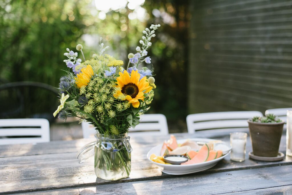 Einfaches Pancakes Rezept für das Ferienfrühstück - Genüssliches Sommerferien - Frühstück mit Sommerblumen, exotischen Früchten und Pancakes.