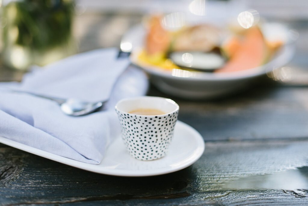 Einfaches Pancakes Rezept für das Ferienfrühstück - Genüssliches Sommerferien - Frühstück mit Sommerblumen, exotischen Früchten und Pancakes.