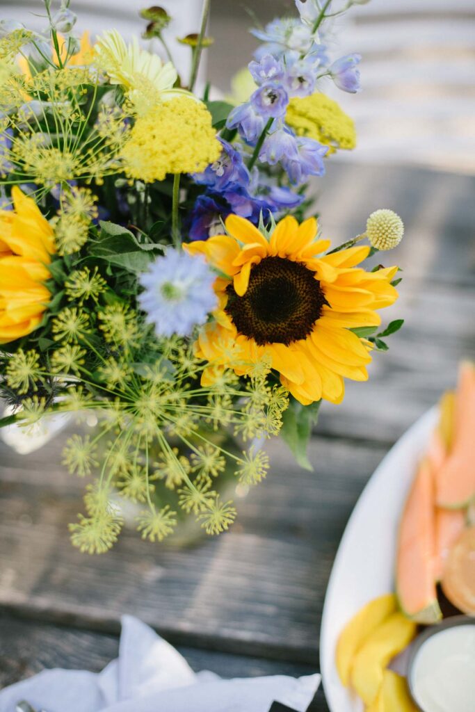 Einfaches Pancakes Rezept für das Ferienfrühstück - Genüssliches Sommerferien - Frühstück mit Sommerblumen, exotischen Früchten und Pancakes.