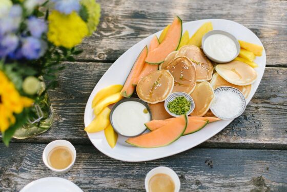 Pancakes auf weißer Platte mit Rezept