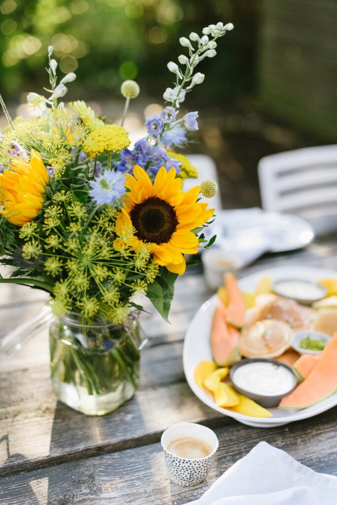 Einfaches Pancakes Rezept für das Ferienfrühstück - Genüssliches Sommerferien - Frühstück mit Sommerblumen, exotischen Früchten und Pancakes.