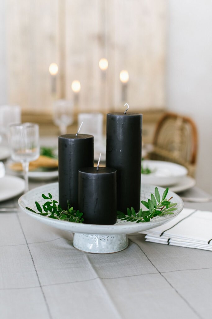 Runder Wiesenstrauß: Gemütliches Dinner mit Freunden vorbereiten