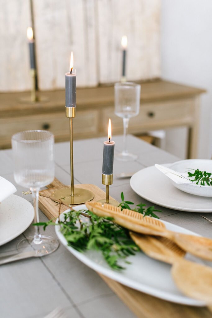 Runder Wiesenstrauß: Gemütliches Dinner mit Freunden vorbereiten