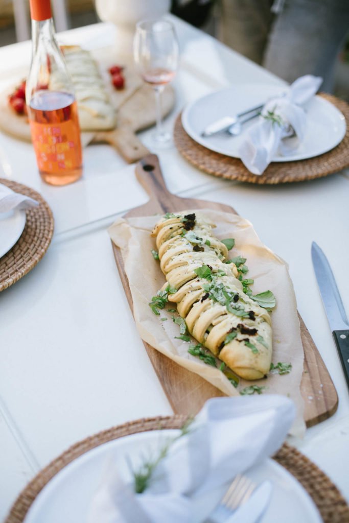 Stromboli Pizzabrot auf dem Tisch