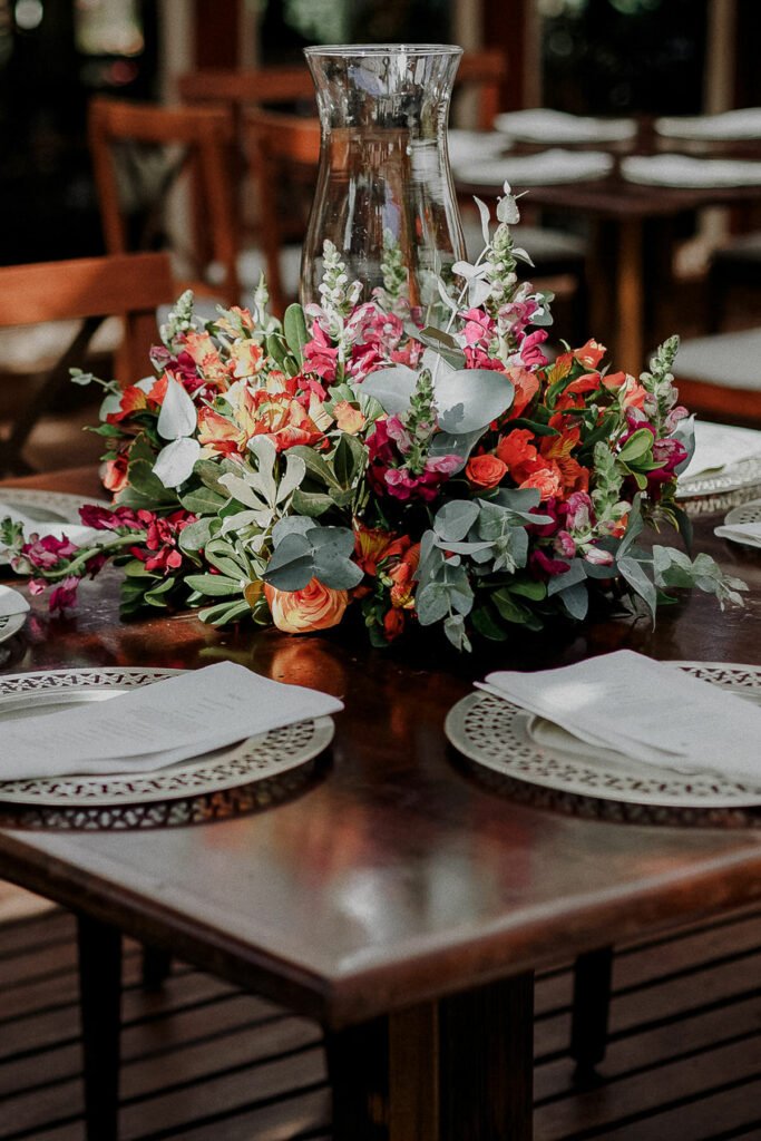 Farbenfrohe Boho Hochzeit mit leuchtender Blumendeko