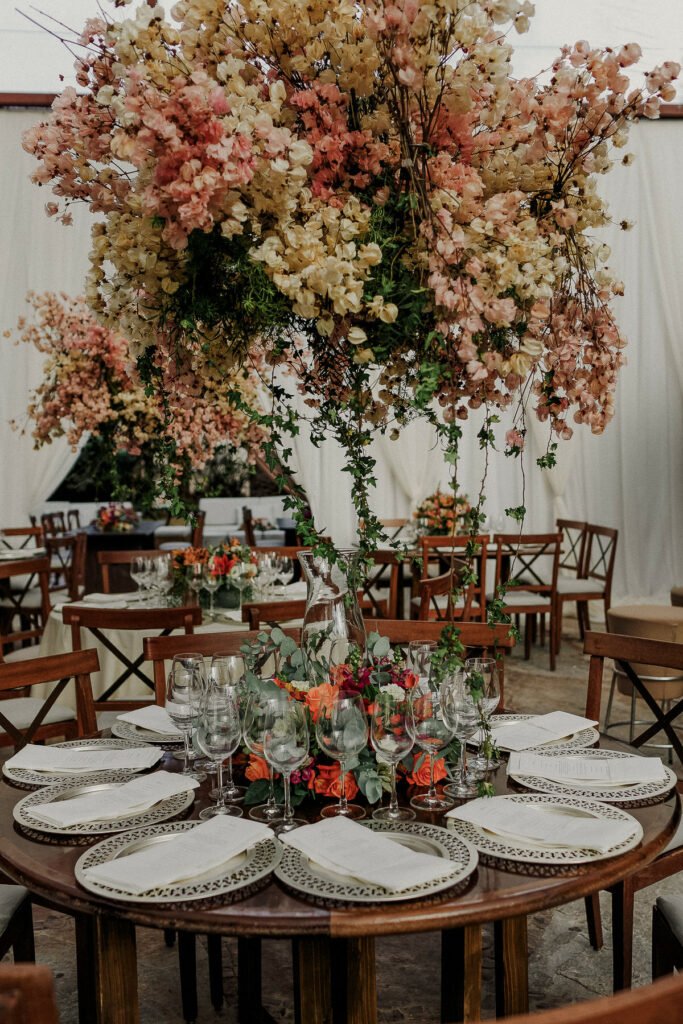 Farbenfrohe Boho Hochzeit mit leuchtender Blumendeko