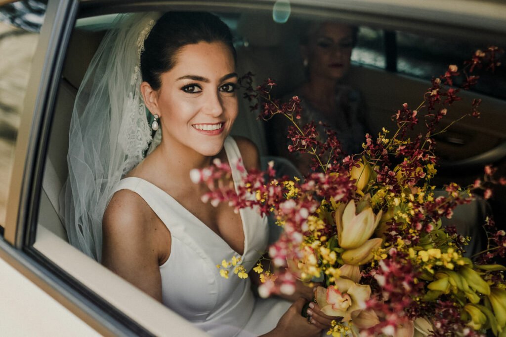 Farbenfrohe Boho Hochzeit mit leuchtender Blumendeko