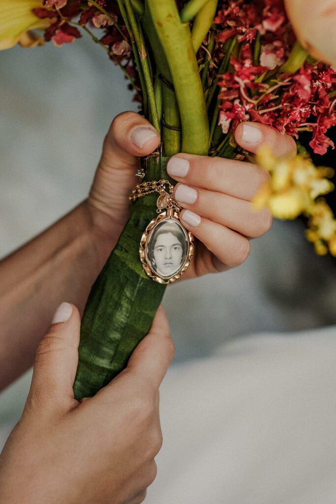 Farbenfrohe Boho Hochzeit mit leuchtender Blumendeko