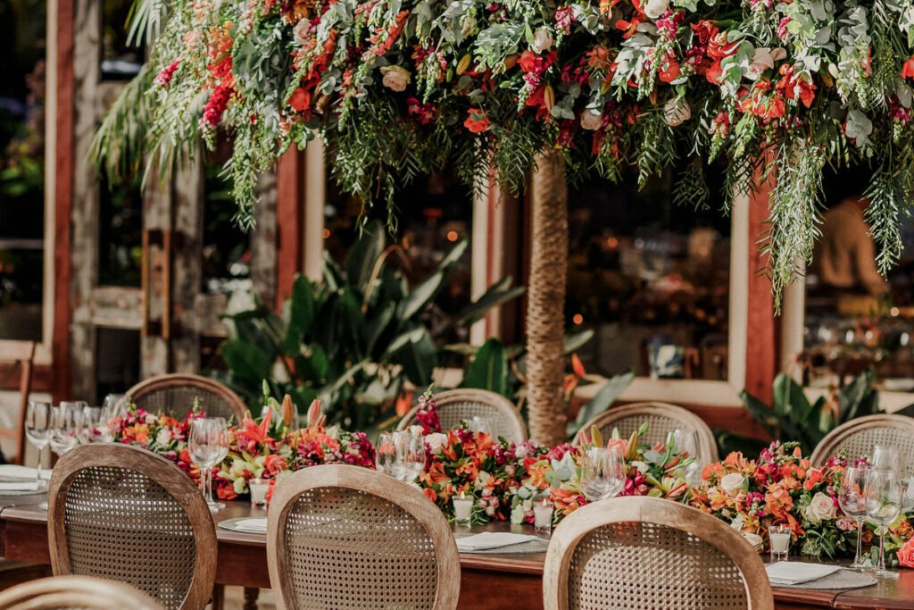 Farbenfrohe Boho Hochzeit mit leuchtender Blumendeko