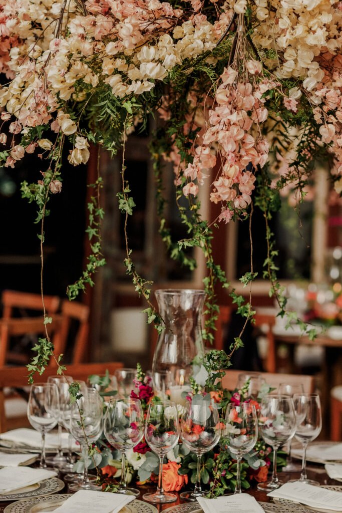 Farbenfrohe Boho Hochzeit mit leuchtender Blumendeko