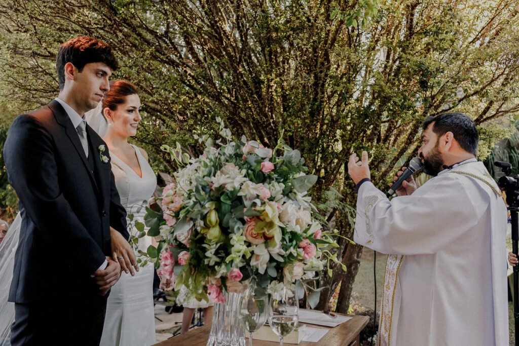 Farbenfrohe Boho Hochzeit mit leuchtender Blumendeko