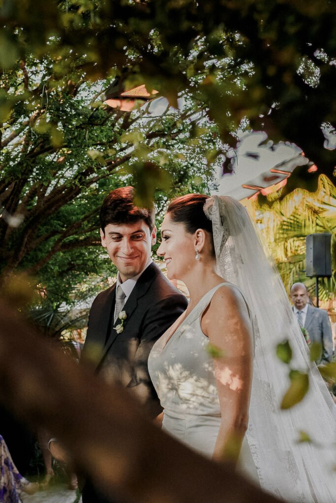 Farbenfrohe Boho Hochzeit mit leuchtender Blumendeko