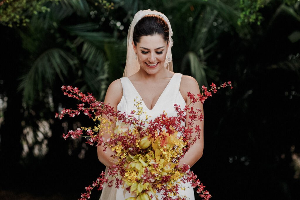 Farbenfrohe Boho Hochzeit mit leuchtender Blumendeko