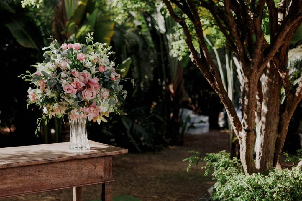 Farbenfrohe Boho Hochzeit mit leuchtender Blumendeko