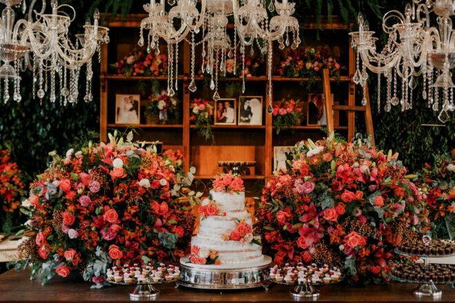 Farbenfrohe Boho Hochzeit mit leuchtender Blumendeko