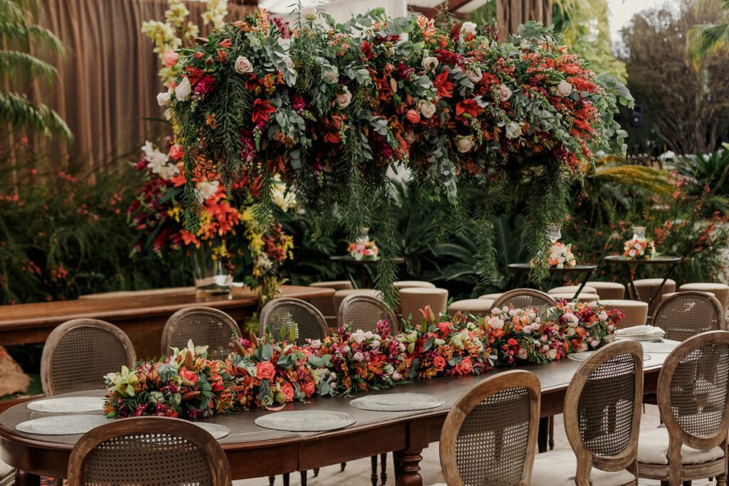 Farbenfrohe Boho Hochzeit mit leuchtender Blumendeko