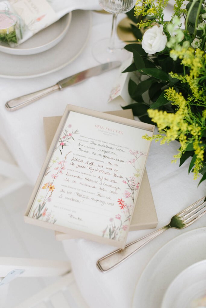 Hochzeitsdekoration mit Blumen Elegant Flowers Gästebuchkarten