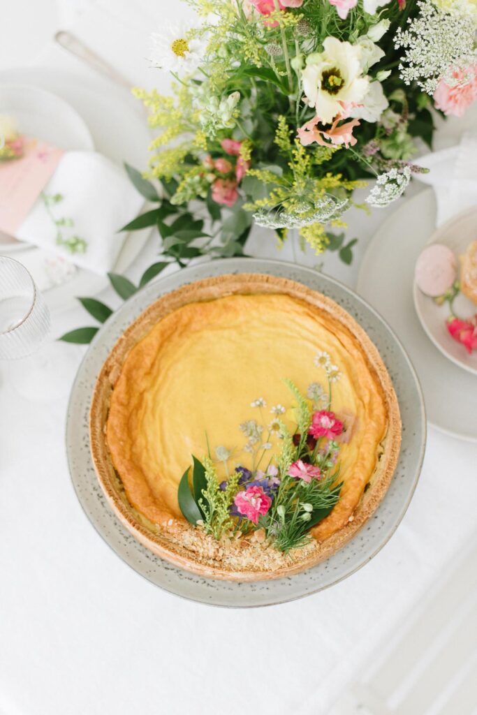 Hochzeitsdekoration mit Blumen Elegant Flowers Rahmkuchen