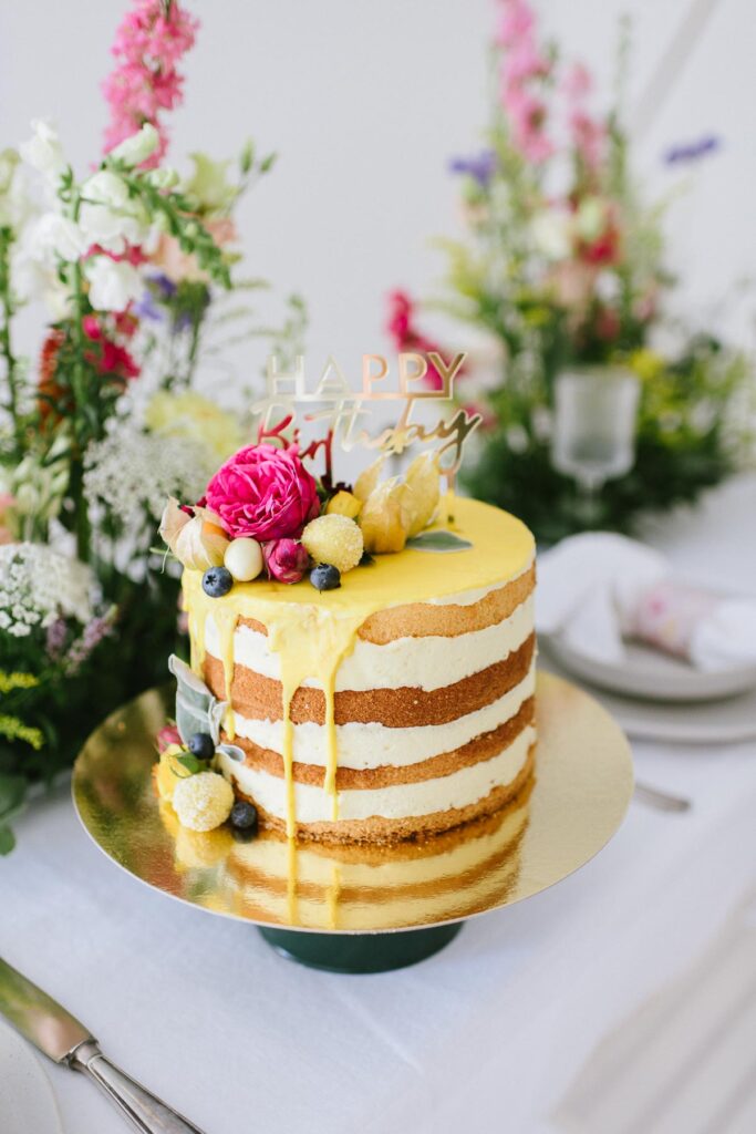 Hochzeitsdekoration mit Blumen Torte