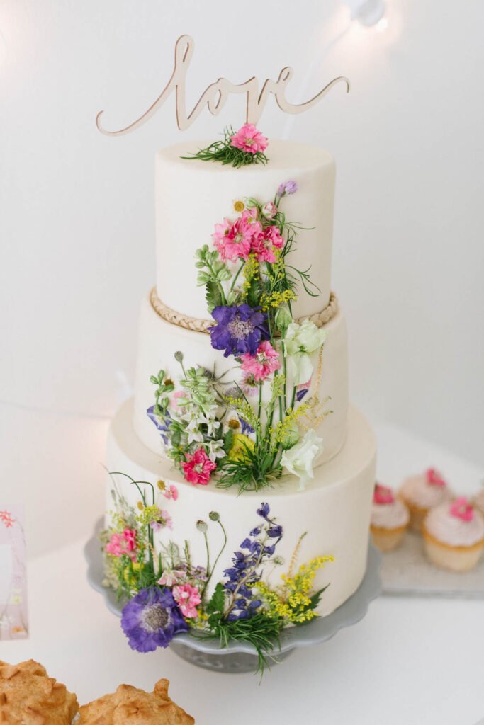 Hochzeitsdekoration mit Blumen Elegant Flowers Hochzeitstorte