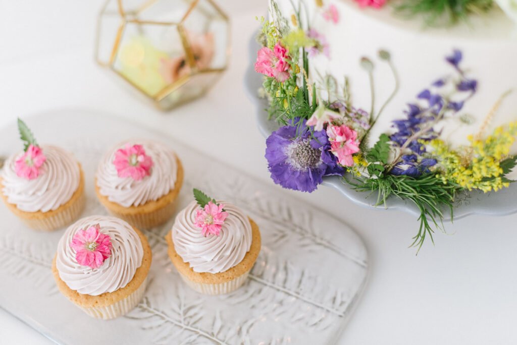 Hochzeitsdekoration mit Blumen Elegant Flowers Cupcakes