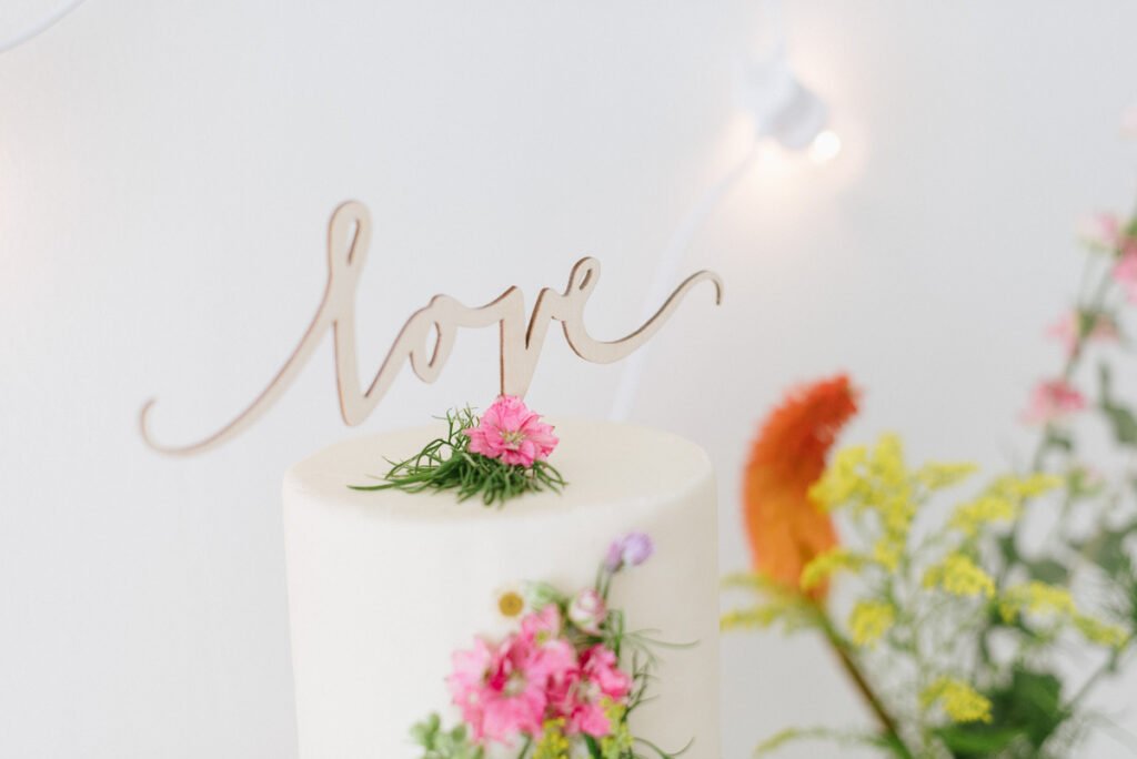 Hochzeitsdekoration mit Blumen Elegant Flowers Cake Topper